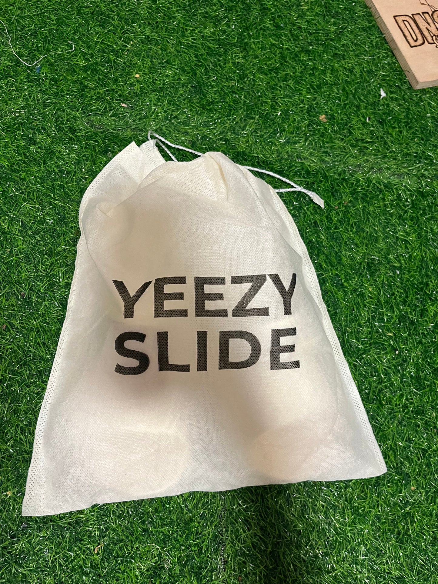 Yezzy Papuce Bele